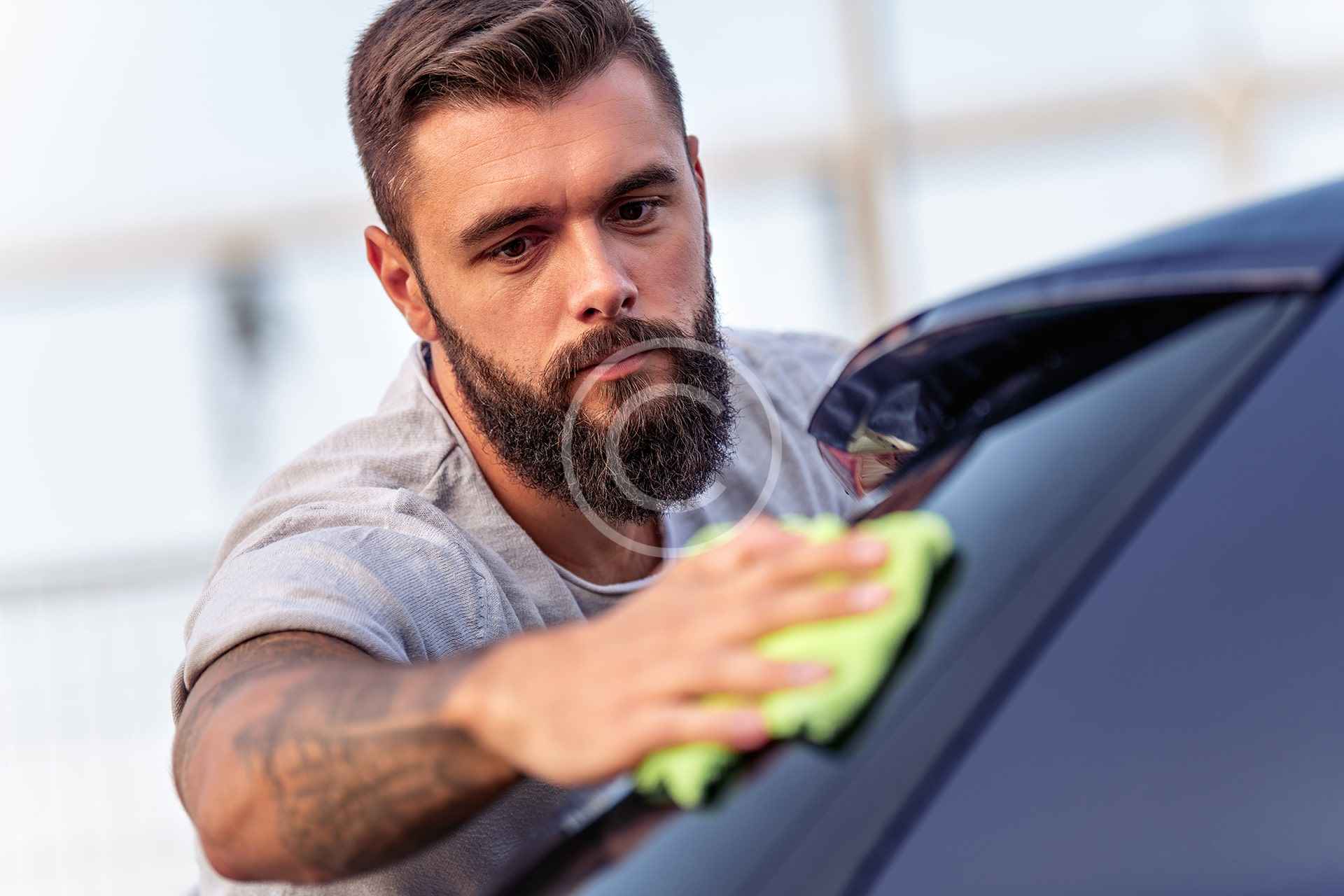 Atentie la suprafete si reflexii pe o masina protejata