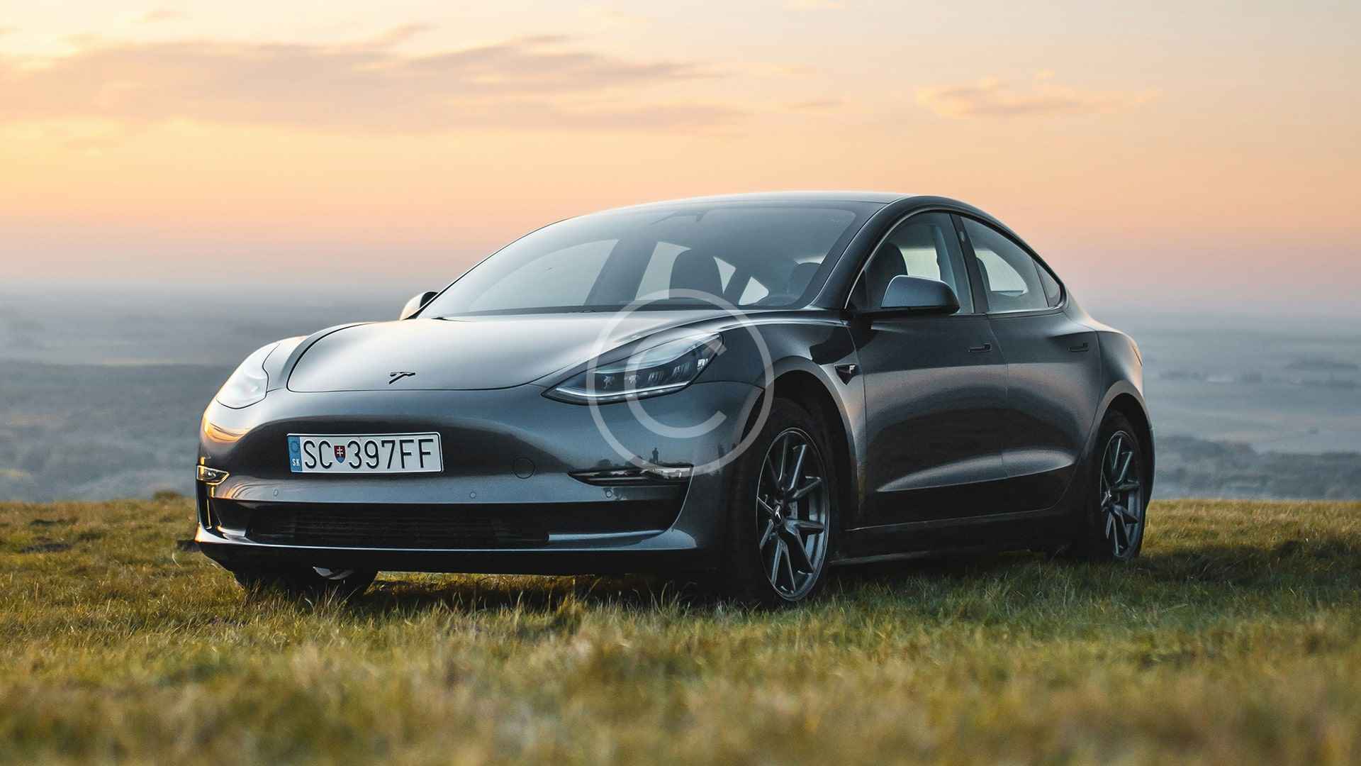 Masina premium fotografiata din lateral pentru portofoliu
