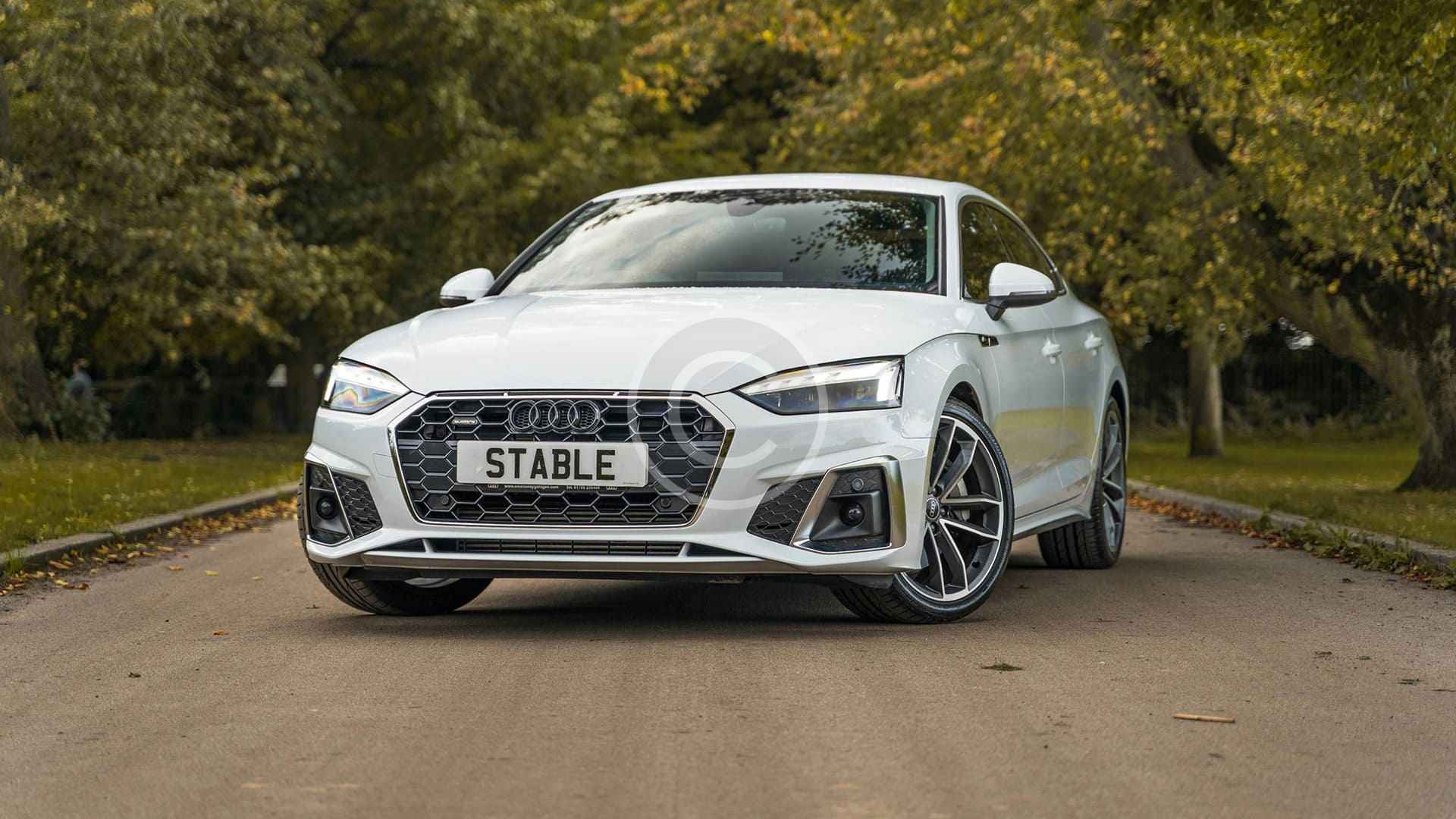 Detaliu caroserie si reflexii pe un automobil premium